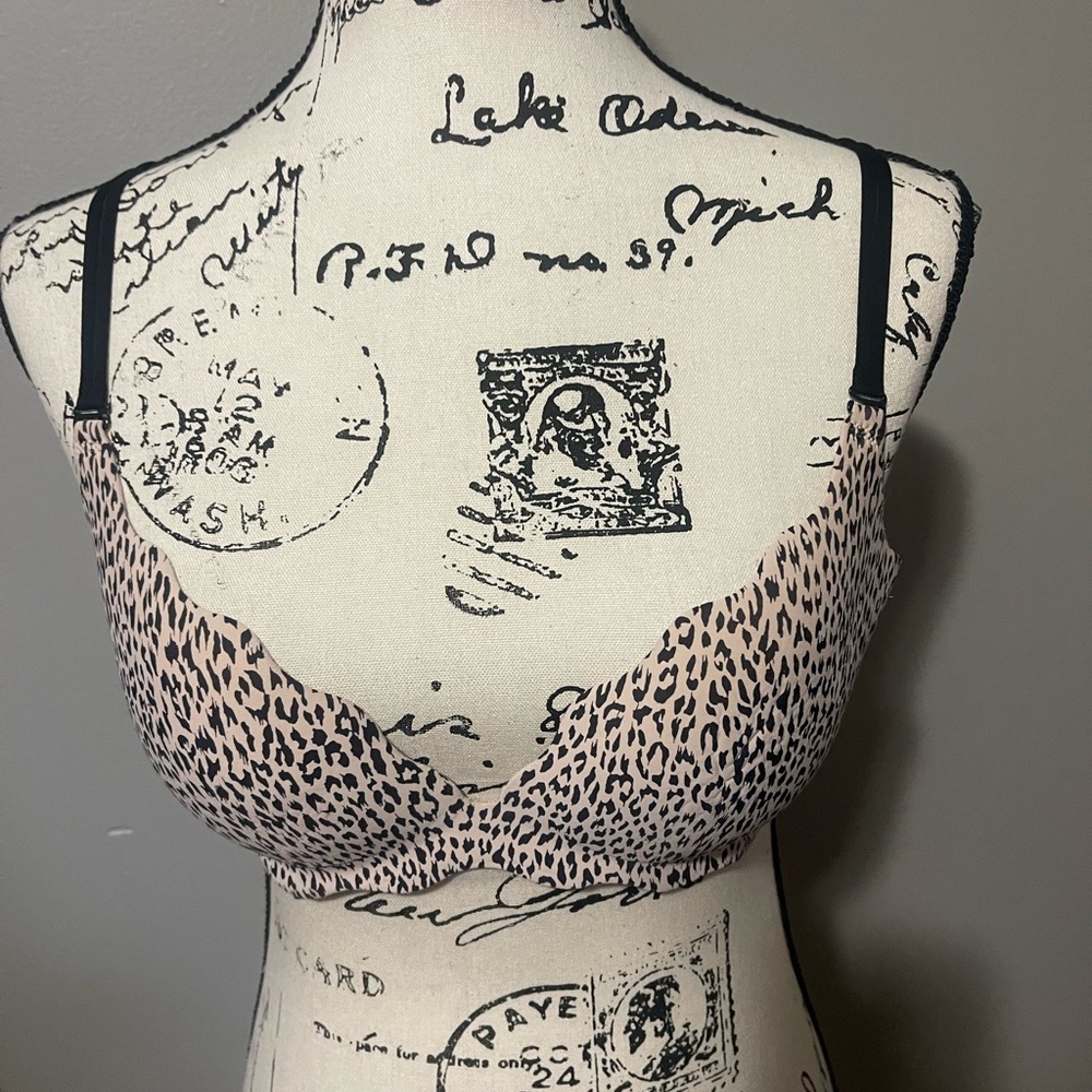 Victoria's Secret Leopard Print Secret Embrace Seamless Push Up Bra - 34 D